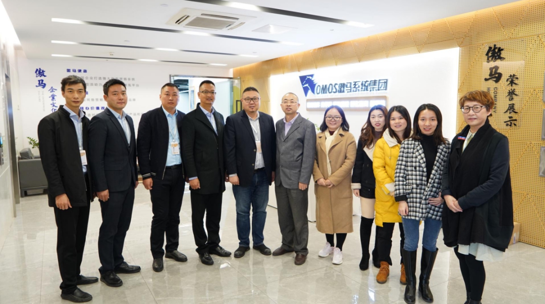 傲馬系統(tǒng)集團與第七城網(wǎng)絡科技有限公司雙方領導現(xiàn)場合影