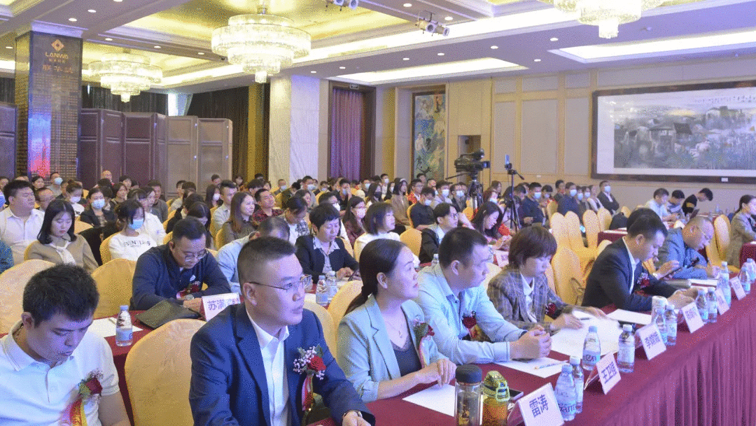 傲馬公司抖音短視頻營(yíng)銷(xiāo)培訓(xùn)頒獎(jiǎng)